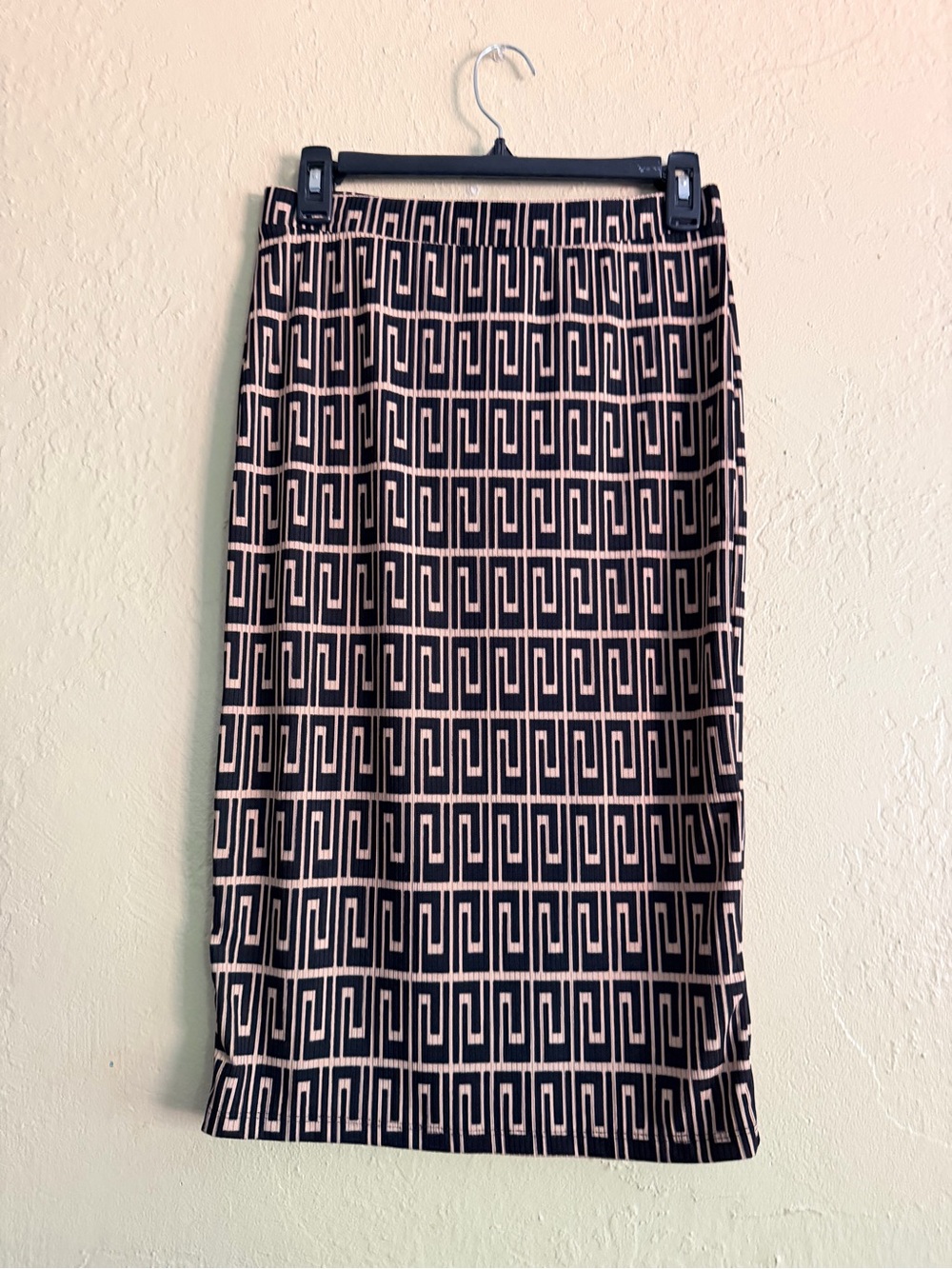 Sleeveless Geometric Midi Skirt and Cropped Top in Black and Cream - Picture 3 of 5